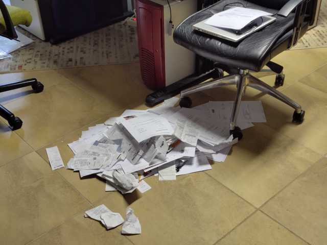 ein großer Haufen Zettel und Quittungen auf dem Fußboden 