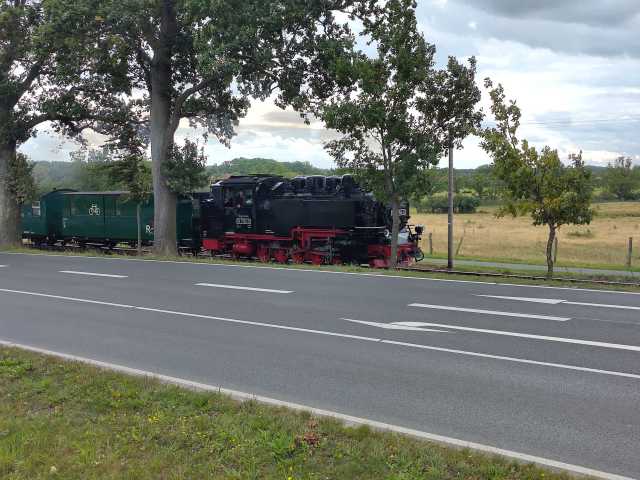 eine Dampflok der Bäderbahn